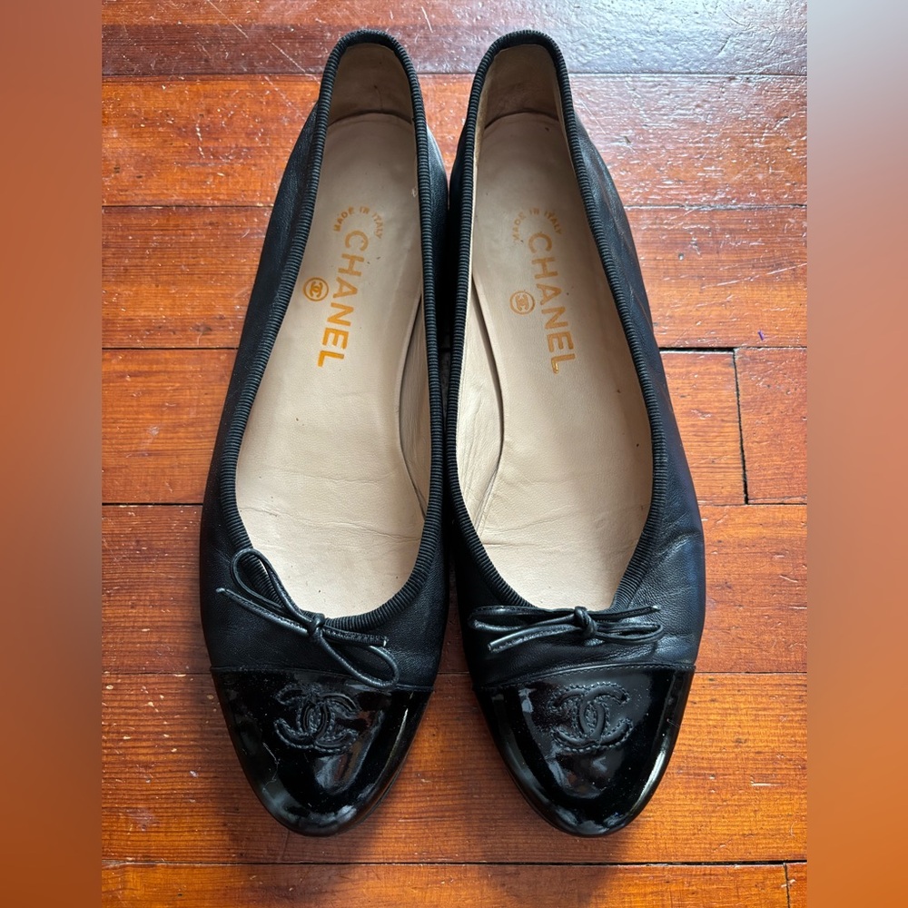 CHANEL Black Patent and Leather Cap Toe Ballet Ballerina Flats